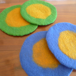 羊毛フェルトのコースター２枚セット（ブルー×マスタード） 5枚目の画像