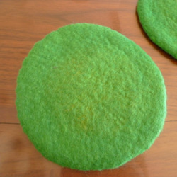 羊毛フェルトのコースター２枚セット（グリーン×マスタード） 4枚目の画像