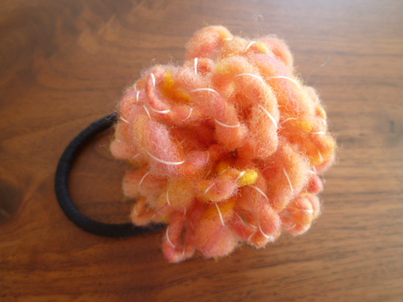 手紡ぎ毛糸のポンポンゴム 1枚目の画像