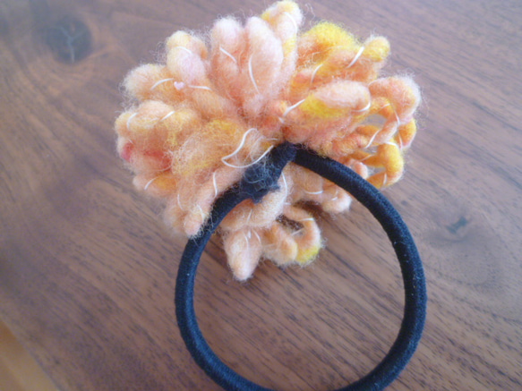 手紡ぎ毛糸のポンポンゴム 3枚目の画像