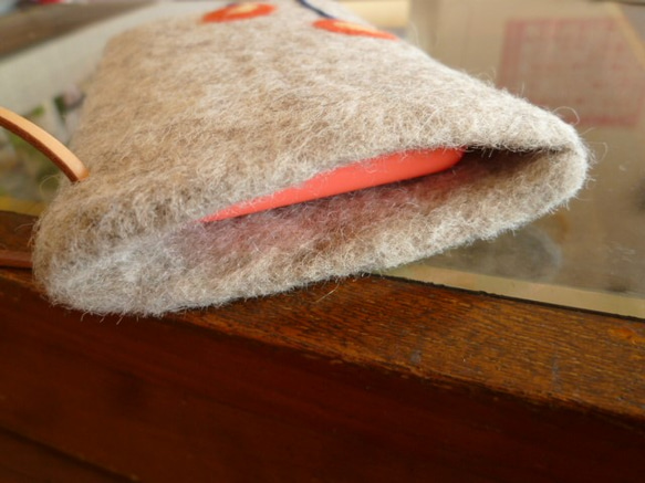 羊毛フェルトのスマホケース（ナチュラル×フラワー） 4枚目の画像