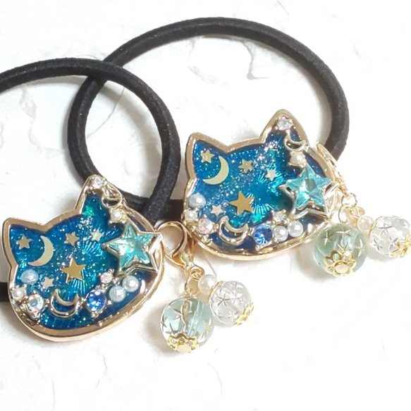仲良し猫ちゃんのヘアゴム ハンドメイド レジン お花畑 黒猫 ネックレス ブルー 仲良し猫ちゃんのヘアゴム ハンドメイド レジン お花畑 黒猫
