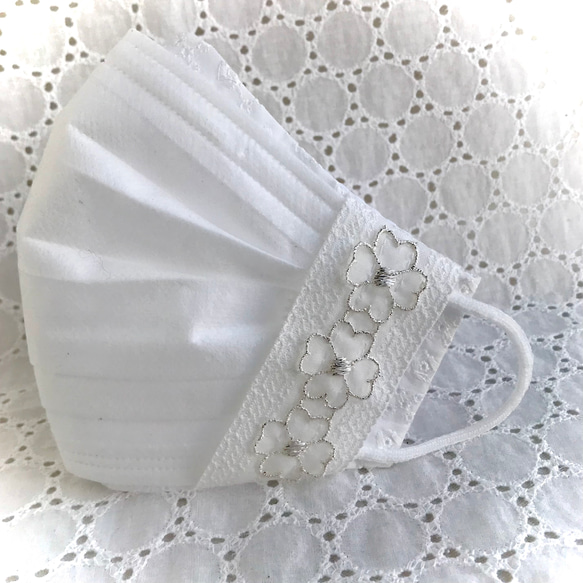 接触冷感クールマックス  オーガンジーのお花レースの不織布マスクカバー　清楚な白の夏マスク　結婚式などセレモニーに... 3枚目の画像