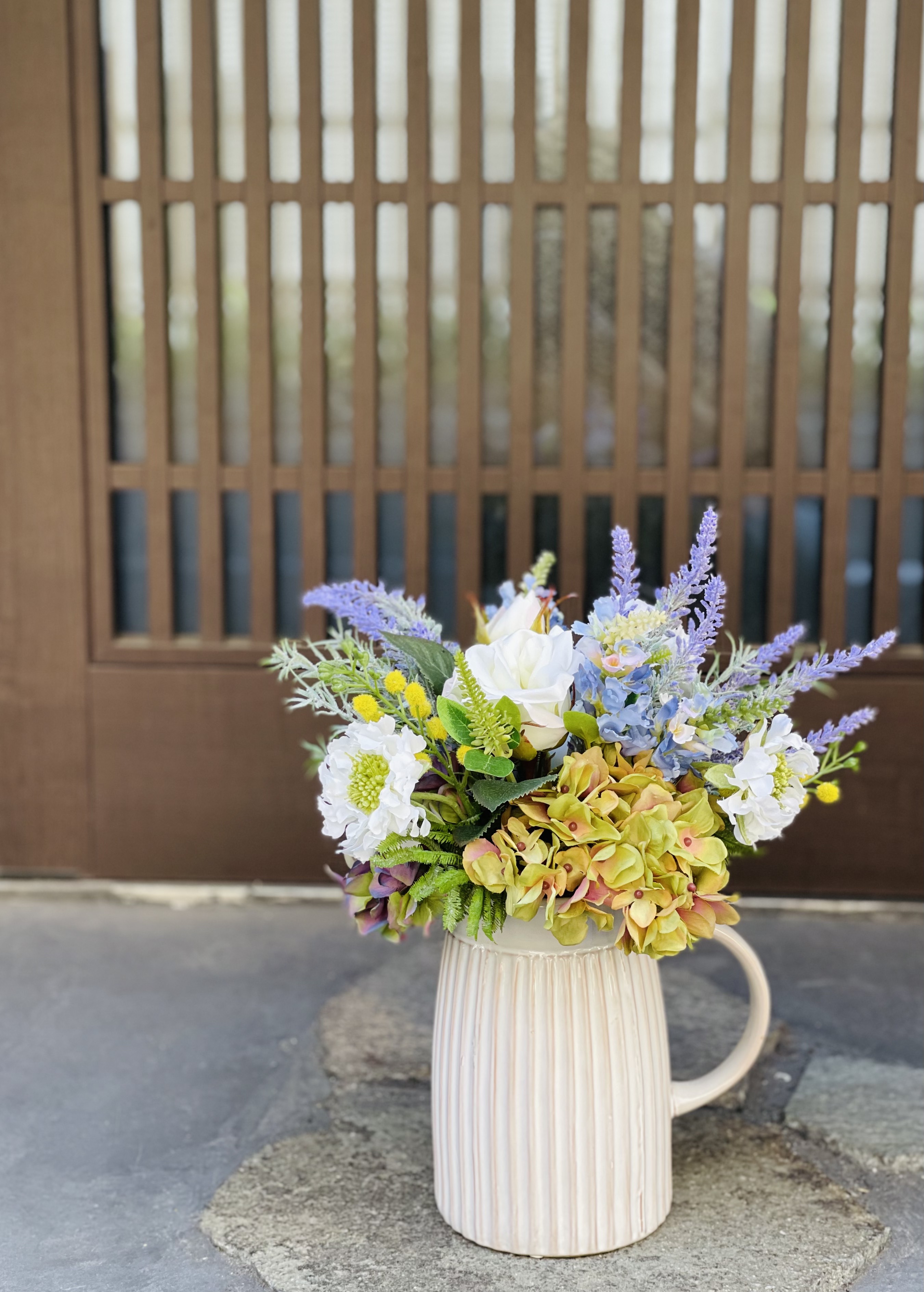 花瓶に入った、アンティークのお花のインテリア