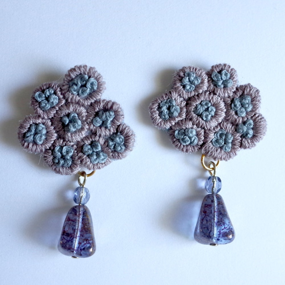 刺繍ピアス　花瓶シリーズ　桃と紫 2枚目の画像