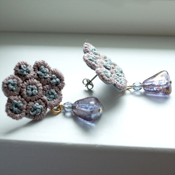 刺繍ピアス　花瓶シリーズ　桃と紫 3枚目の画像