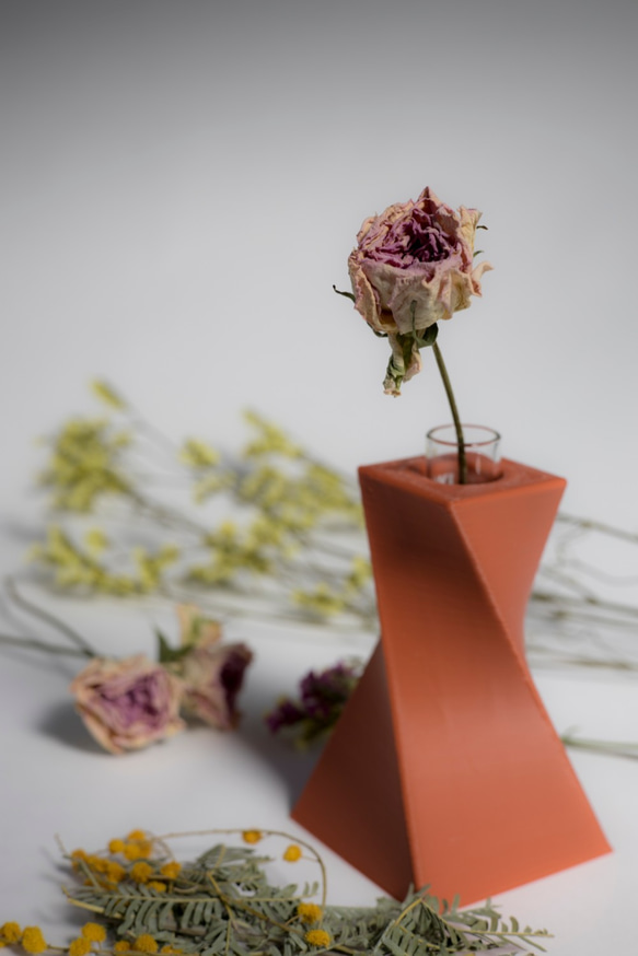 ダークグレーの抽象花器、一輪挿し ダークグレーの抽象花器、一輪挿し ダークグレーの抽象花器、一輪挿し