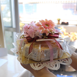 【petits riensフラワーギフト・PKガーベラ×桜】「ベイクドチーズケーキ」選べる8色アソートセット 4枚目の画像