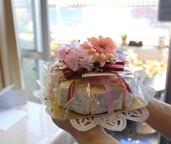 【petits riensフラワーギフト・PKガーベラ×桜】「ベイクドチーズケーキ」選べる8色アソートセット 4枚目の画像