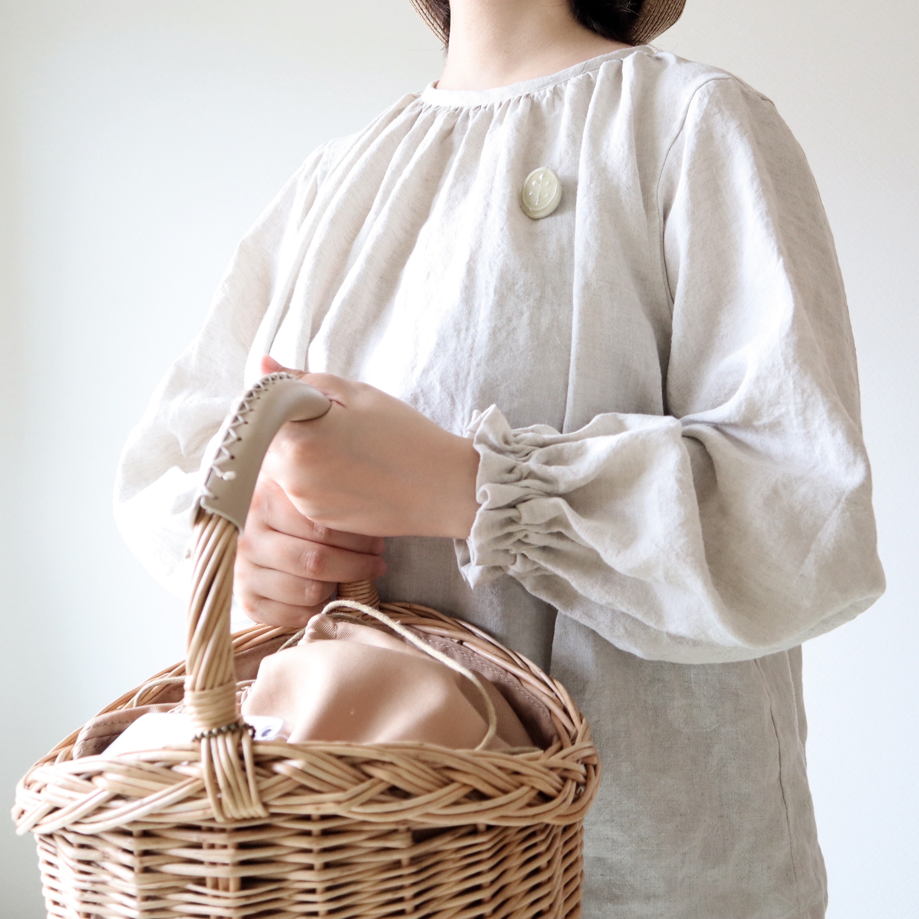 【受注製作】後ろボタンのギャザーネックブラウス(キナリ)｜低身長さんのためのナチュラル服ELLIE(エリー)