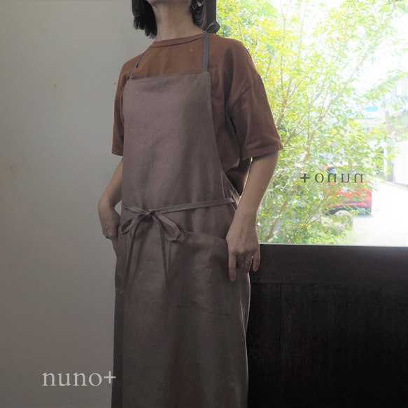 【nuno+】linen 2way 細リボンエプロン ショコラブラウン×グレー 3枚目の画像