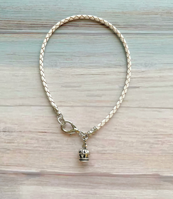 アンティーククラウンチャームの軽い♪本革チョーカー（小型犬、中型犬、猫用）サイズオーダーあり 1枚目の画像