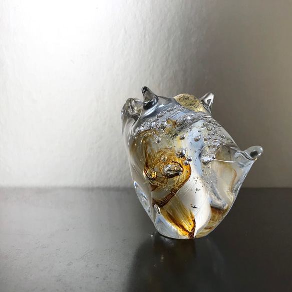 干支「亥」ガラス製 アンバー 金箔入り サンプル品 3枚目の画像
