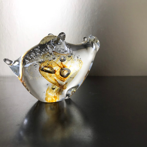 干支「亥」ガラス製 アンバー 金箔入り サンプル品 4枚目の画像