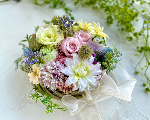 パステルカラーの可愛い花アレンジ ローズ ダリア リース土台を使った