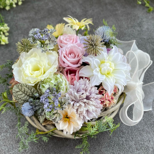 パステルカラーの可愛い花アレンジ ローズ ダリア リース土台を使った