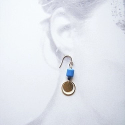 フレンチブルーと水玉メタルのピアス 4枚目の画像
