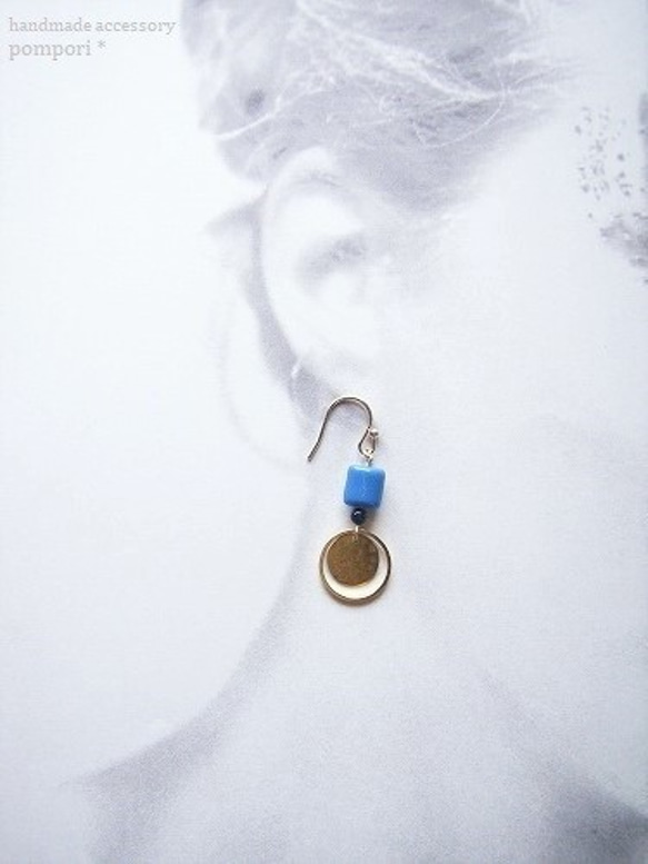 フレンチブルーと水玉メタルのピアス 4枚目の画像