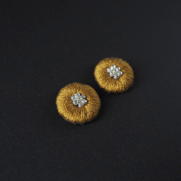 珠繡耳環或耳環，芥末黃，可禮品包裝，秋冬，也適合日服，鈦耳環可用 第2張的照片