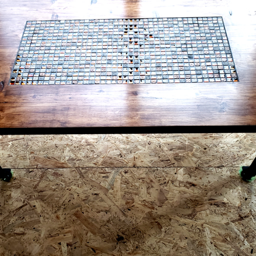 タイルとアイアンの長方形テーブル