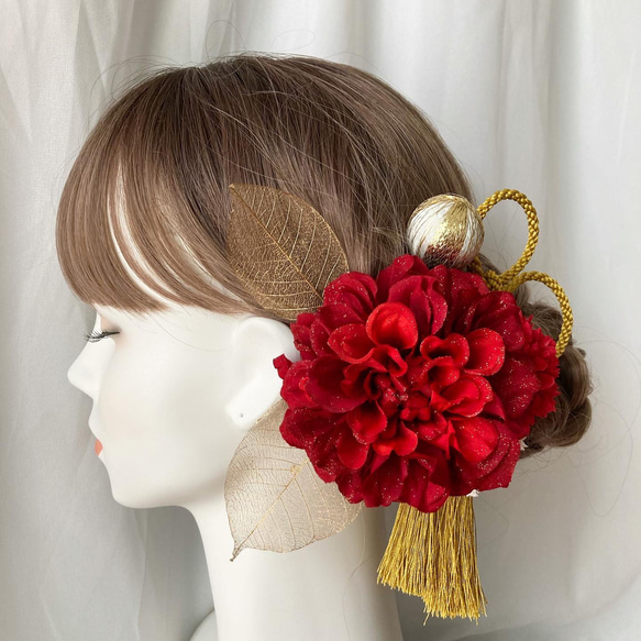 髪飾り　深紅のダリアとゴールドタッセルの髪かざり　成人式　卒業式　結婚式　振袖　着物　和装　ヘアアクセサリー 1枚目の画像