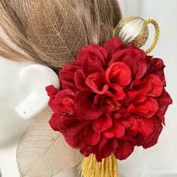髪飾り　深紅のダリアとゴールドタッセルの髪かざり　成人式　卒業式　結婚式　振袖　着物　和装　ヘアアクセサリー 2枚目の画像