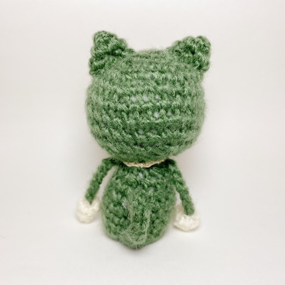 猫のあみぐるみ クリスマスリースと一緒の可愛い緑ねこぴ【キーホルダー可】 8枚目の画像