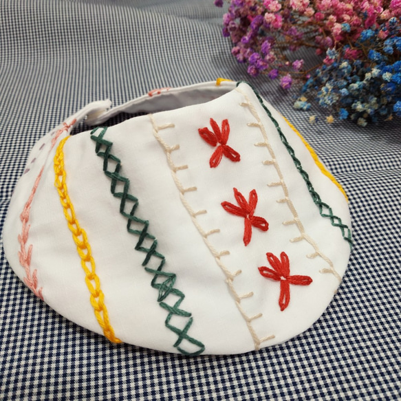 手工刺繡寵物領巾 | 貓咪小型犬皆可 | 討摸MO - 寵物手作 第1張的照片