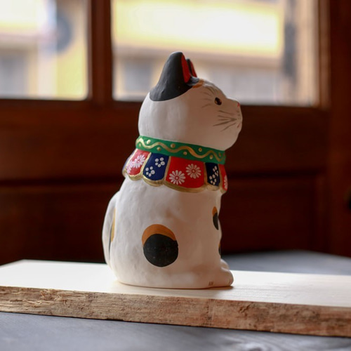 笑顔を運ぶ招き猫・人を招く左手あげ・60年前より続く窯元で職人さんが