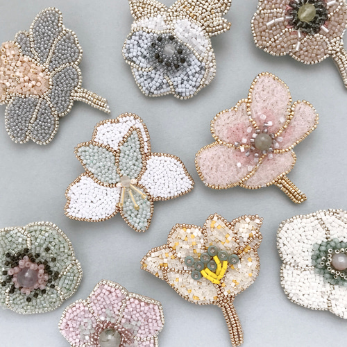 オートクチュールビーズ刺繍ブローチ アリストロメリアの花 オートクチュールビーズ刺繍ブローチ アリストロメリアの花