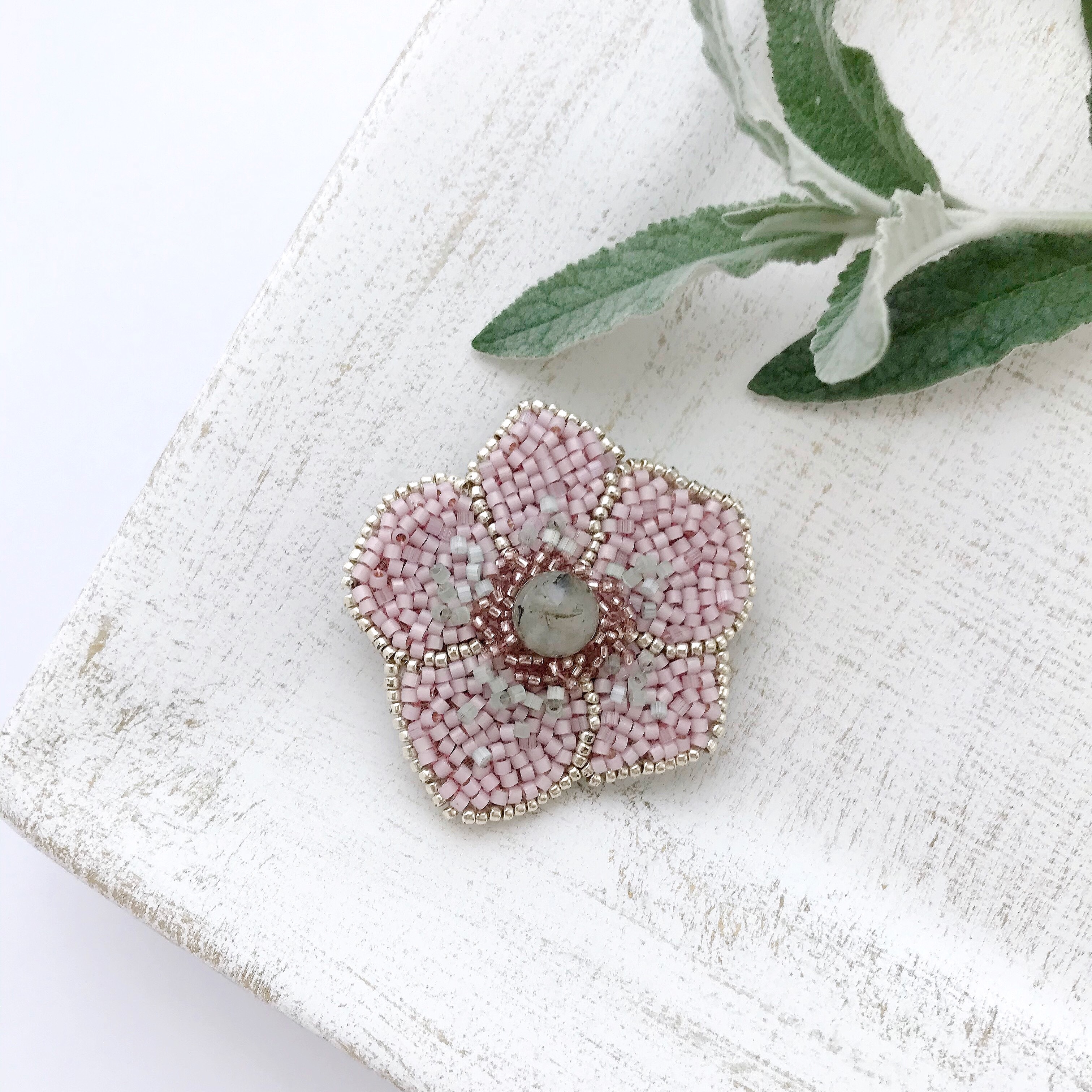オートクチュールビーズ刺繍ブローチ クリスマスローズの花 ピンク