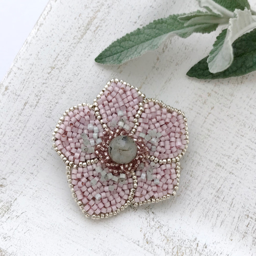 オートクチュールビーズ刺繍ブローチ クリスマスローズの花 オートクチュールビーズ刺繍ブローチ クリスマスローズの花