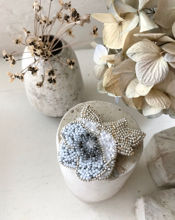 オートクチュールビーズ刺繍ブローチ クリスマスローズの花 オートクチュールビーズ刺繍ブローチ クリスマスローズの花