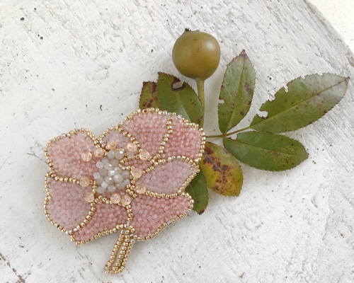 オートクチュールビーズ刺繍　flowerブローチ オートクチュールビーズ刺繍のブローチ バラの花(オフホワイト