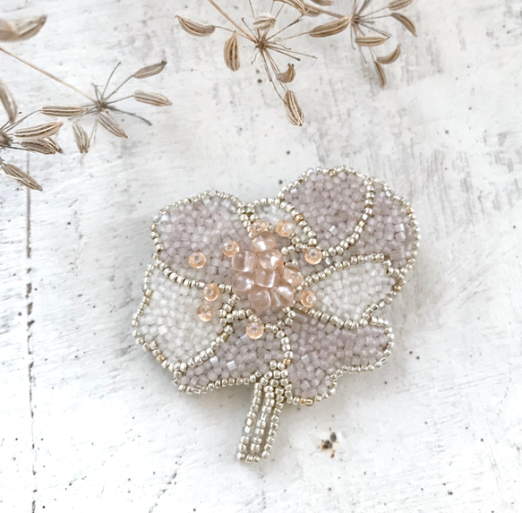 オートクチュールビーズ刺繍ブローチ バラの花(ベージュ