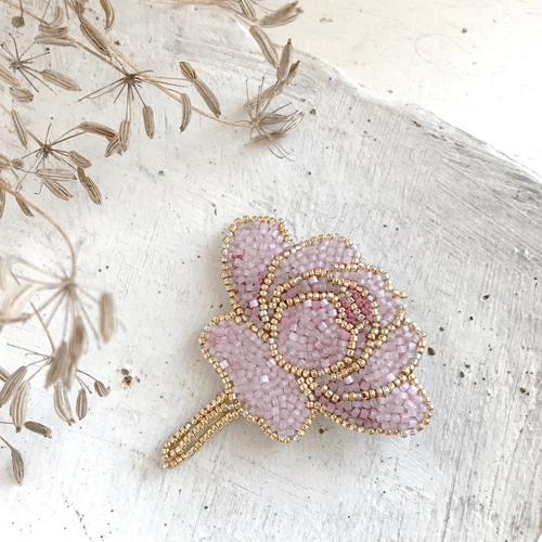 オートクチュールビーズ刺繍　flowerブローチ オートクチュールビーズ刺繍「花びらブローチ」の作り方｜ぬくもり