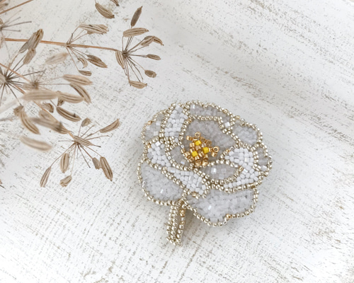 オートクチュールビーズ刺繍ブローチ バラの花(ホワイト オートクチュールビーズ刺繍ブローチ バラの花(ホワイト