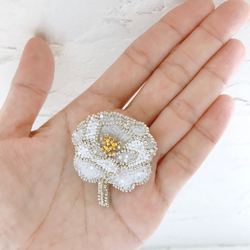 オートクチュールビーズ刺繍ブローチ バラの花(ホワイト オートクチュールビーズ刺繍ブローチ バラの花(ホワイト