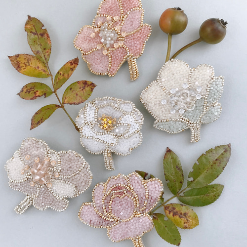 オートクチュールビーズ刺繍ブローチ バラの花(ホワイト