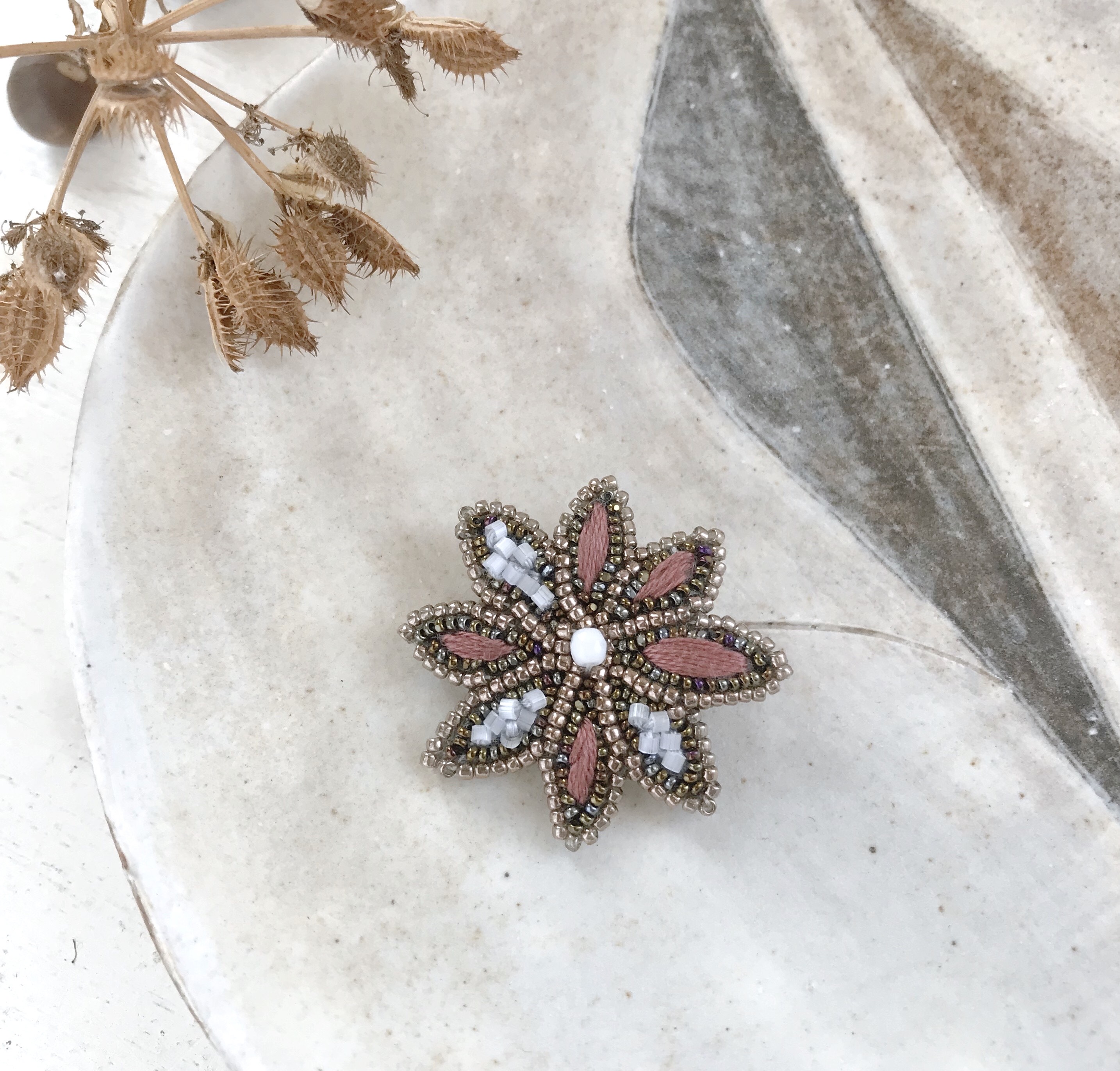 オートクチュールビーズ刺繍ブローチ スターアニス／木の実