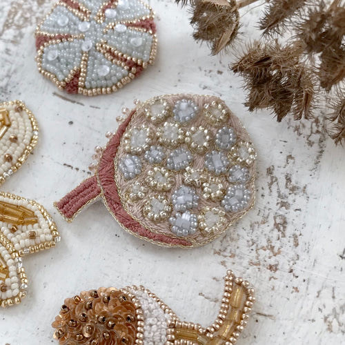 オートクチュールビーズ刺繍ブローチ ハスの実 ブローチ So do I