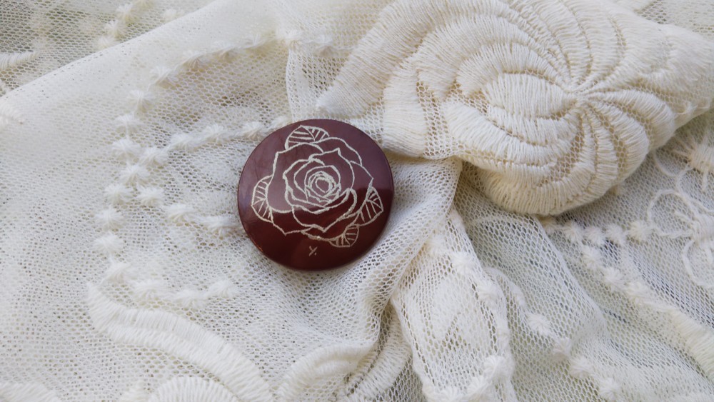 漆ブローチ（蒔絵ローズ）