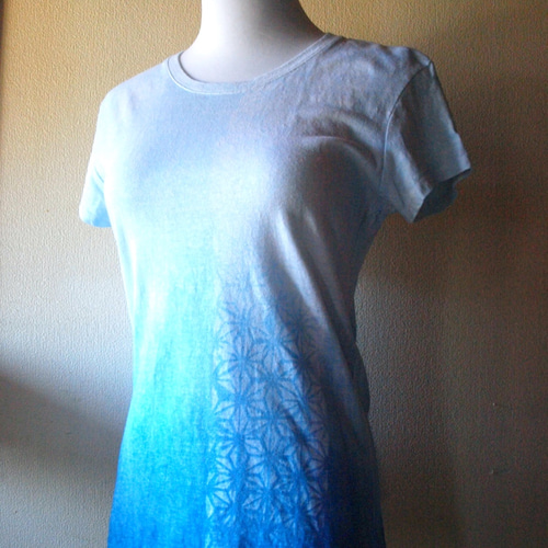 藍染めトップス　ハンドメイド　刺繍　グラデーション　青と白　インポート　デザイン 刺繍大きめ作品【後編】｜睡蓮と蝶々｜制作風景｜茜染めと藍染