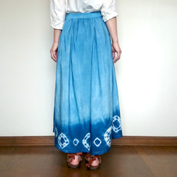 藍染め麻混フィッシュテールロングスカート/水紋 3枚目の画像