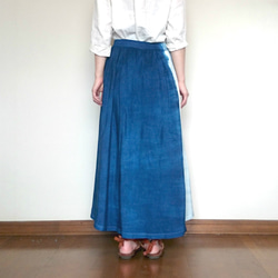 藍染め麻混フィッシュテールロングスカート/濃淡藍色 3枚目の画像