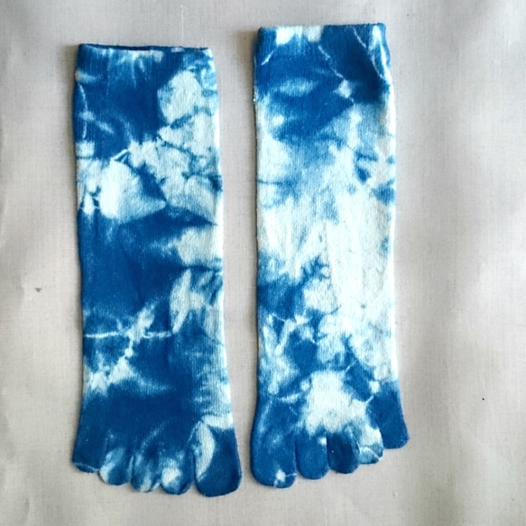 藍染め絹素材の5本指ソックス/フリーサイズ靴下/絞り染め 2枚目の画像