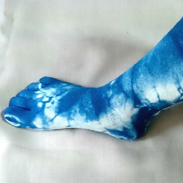 藍染め絹素材の5本指ソックス/フリーサイズ靴下/絞り染め 6枚目の画像