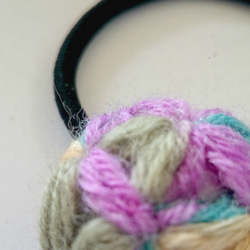 手編みWoolポンポンヘアゴム/4色染め手染め毛糸 2枚目の画像