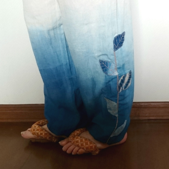【送料無料】藍染めグラデーションゆったりパンツ/葉っぱの手刺繍 9枚目の画像