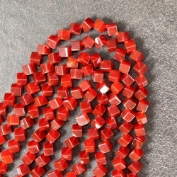 天然石　赤瑪瑙　カーネリアン　キューブ型　１０粒　5ｘ5ｍｍ 2枚目の画像